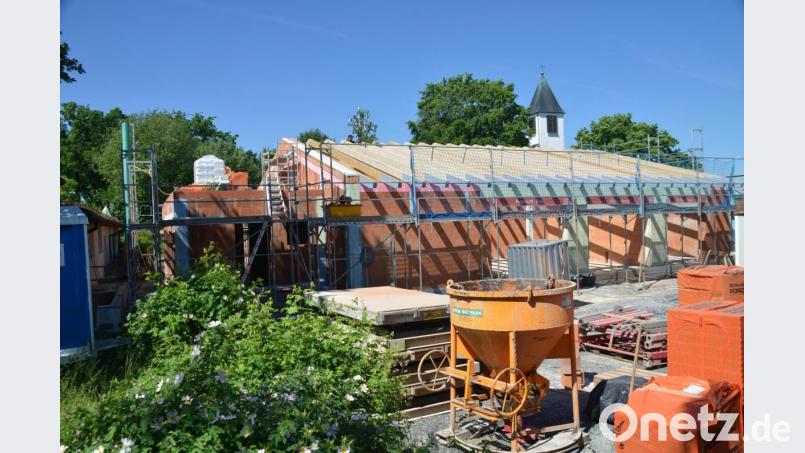 Der Rohbau samt Dachkonstruktion ist mittlerweile fertig. Bild: ak