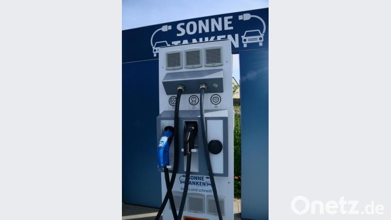 Auf unterschiedliche Weise finden die Besitzer von E-Autos ihre Tankstellen. Symbolbild: bey