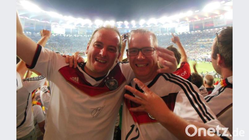 Das absolute Highlight der bisherigen Fan-Karriere: André Heindl (rechts) und Stefan Sailer nach dem Gewinn des WM-Titels 2014 im Maracana-Stadion von Rio de Janeiro. Bild: Heindl/privat