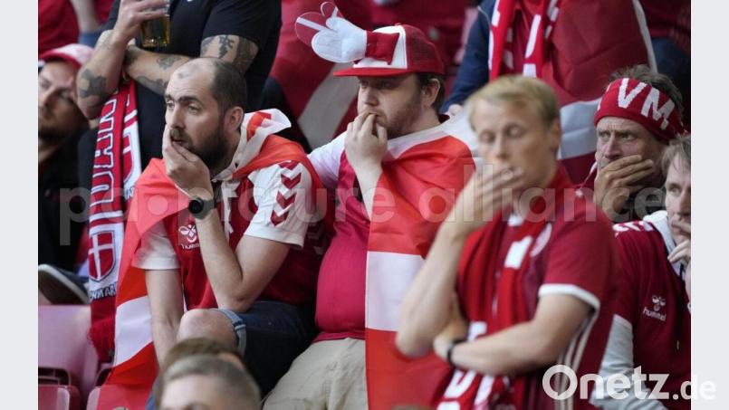 Es ist kein Gegentor, das das Entsetzen in den Gesichtern der dänischen Fans auslöste. Der 29-jährige Christian Eriksen hatte kurz zuvor auf dem Feld einen Herzstillstand erlitten und musste wiederbelebt werden. Bild: Martin Meissner/dpa