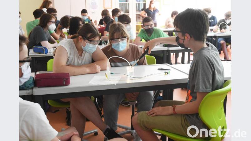 Die Knallgasreaktion sowie Experimenten zu Solarenergie und Windkraft begeistern die Achtklässler der Lobkowitz-Realschule. Bild: Gabi Schönberger