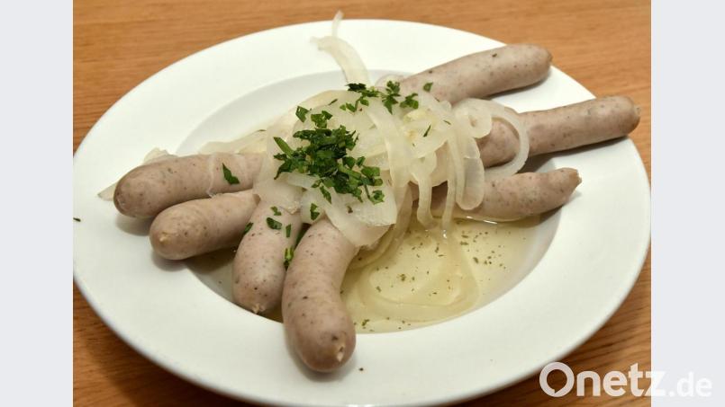 Sauerne Bratwürst sind einfach ein Wirtshaus-Klassiker: 1958 wurden sie beim Schießl allerdings noch paarweise serviert, heute bekommt man als Portion zwei Paar. Bild: Petra Hartl