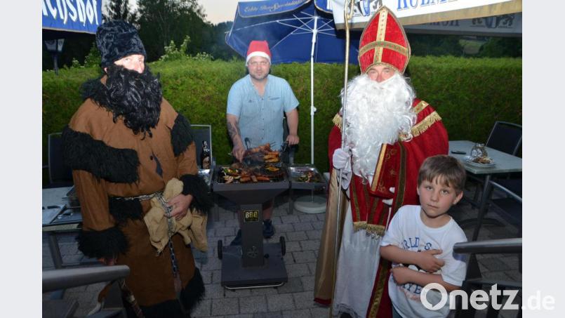 Unglaublich: Im Luhetal kommt der Nikolaus mit Knecht Ruprecht wegen Corona auch im Sommer vorbei. Gastwirt Jan Kahriger (Mitte) stellte sich selbst an den heißen Grill und brutzelte Spezialitäten für seine Mitarbeiter. Sohn Ben (rechts) konnte es kaum mehr erwarten, bis das himmlische Duo um die Ecke stapfte. Bild: dob