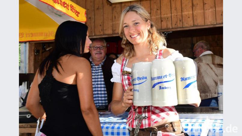 Auch heuer schleppen die Bedienungen das Bier krügeweise zu den Gästen, aber nicht auf dem Mariahilfberg. Als Ersatz für den weltlichen Teil, der erneut ausfällt, gibt es Bierwochen in der Stadt. Gestartet wird am 26. Juni – und damit an dem Tag, an dem es auch auf dem Berg losgegangen wäre. Archivbild: Petra Hartl