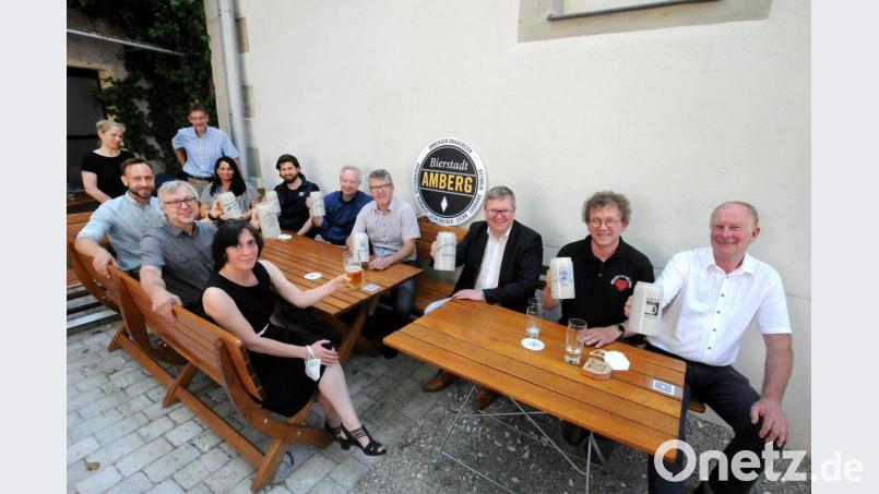 Hoch die Krüge: Mit den Vertretern der Brauereien sowie des Kulturreferats und des Stadtmarketingvereins stieß Oberbürgermeister Michael Cerny (Dritter von rechts) auf die am 26. Juni beginnenden Bierwochen an. Bild: Stephan Huber