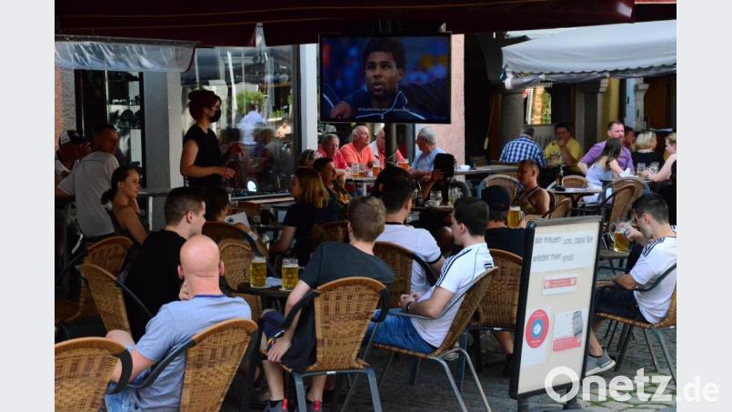 Schon kurz vor dem Anpfiff des zweiten EM-Spiels der deutschen Nationalmannschaft waren die Plätze mit TV-Sicht in der Fußgängerzone gut gefüllt. Bild: Kunz