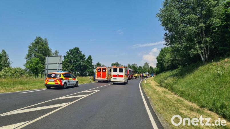 Zu einem Frontalzusammenstoß kam es am Samstag gegen 12.30 Uhr kurz vor der Abzweigung Mitterteich/Pechofen. Die Bundesstraße war stundenlang gesperrt. Bild: rw