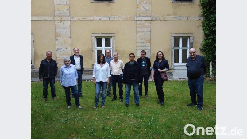 Die ausstellenden Ensdorfer Künstler Gerd Seidel, Margot Babl, Wolfgang Fetsch, Bettina Scharr, Siegfried Link, Kurt Hügerschäffer, Beatrice Nunold, Uwe Könemann-Nunold und Kaja Oursin mit Klosterdirektor Pater Ulrich Schrapp. Bild: tra