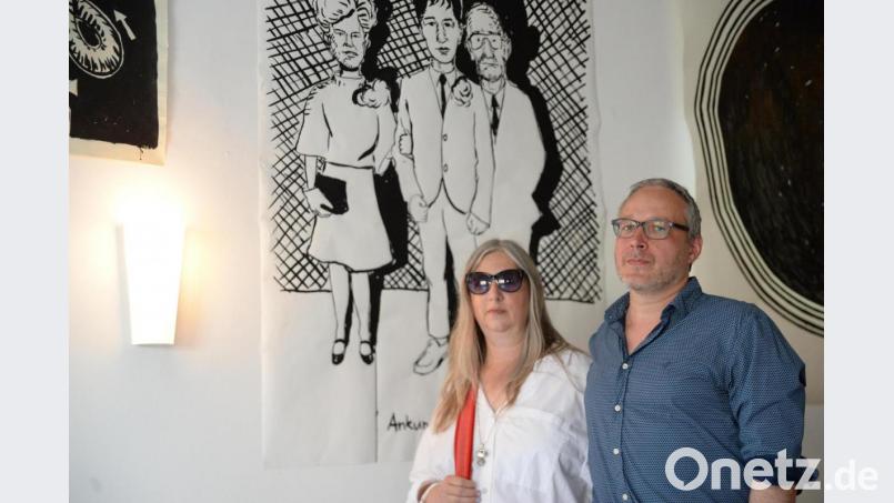 Zeichnungen von Jan Bräumer (rechts) sind derzeit bei der Ausstellung des A.K.T.-Kunstvereins im Ring-Theater zu sehen, Eva von Platen (links) zeigt drei Kurzfilme zur Vernissage und Finissage. Bild: Andreas Brueckmann