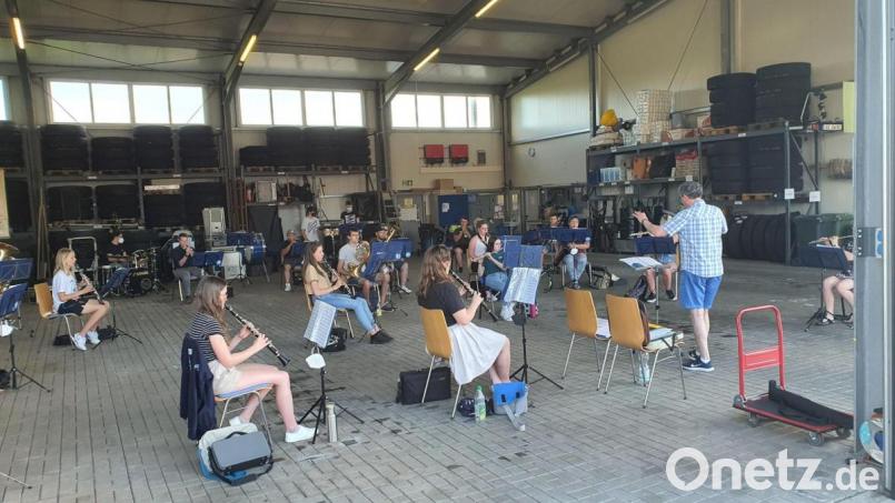 Neustart des Probenbetriebes bei der Knabenkapelle Auerbach in der Cermak-Busgarage. Bild: Irmgard Rupprecht/exb