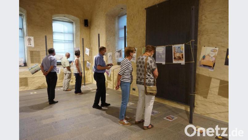 Die verschiedenen Zeichnungen und Motive sind auf Fäden geheftet und am Boden verteilt. Die Sommerausstellung „Corona | Korona. Die Pandemie in Karikaturen“ im Centrum Bavaria Bohemia ist eröffnet. Bild: eib