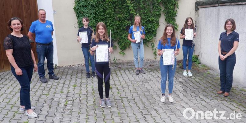 Junge Talente der Trachtenkapelle Hohenburg waren zum Erwerb der Leistungsabzeichen des Nordbayerischen Musikbundes angetreten (von links): Stephanie Jung, Markus Mitschke, Johanna Höllriegl, Sophia Paulus, Susanne Wolfsteiner, Nora Baumann, Magdalena Eck und Anja Paulus. Bild: bö