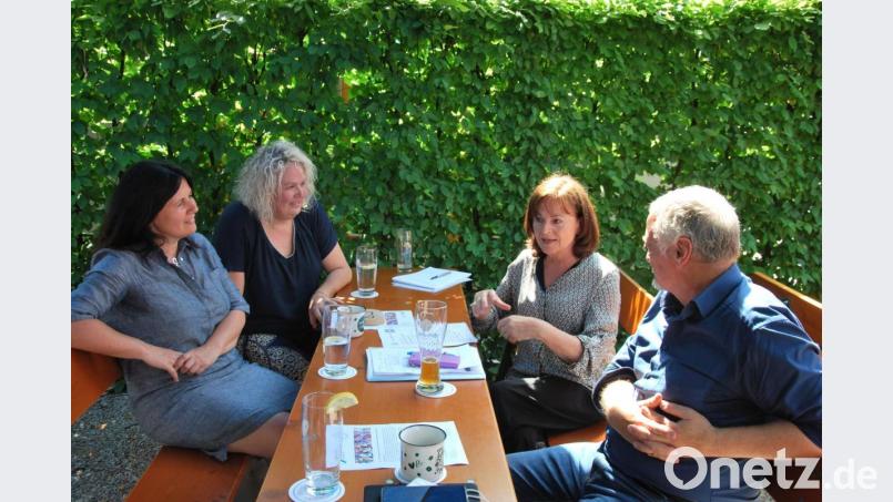 Im Biergarten der Brauerei Winkler trafen sich Dr. Helmut Kollhoff (rechts) Frau Prof. Gabriele Schrüfer und Kirstin Wolf von der Uni Bayreuth mit der Europa-Abgeordneten Marlene Mortler Bild: gsp