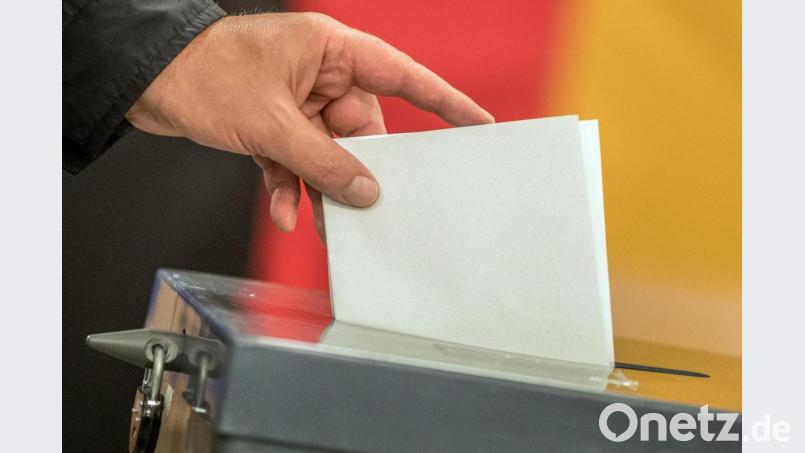 Ein Wähler wirft seinen Stimmzettel zur Bundestagswahl in die Wahlurne. Archivbild: Michael Kappeler/dpa