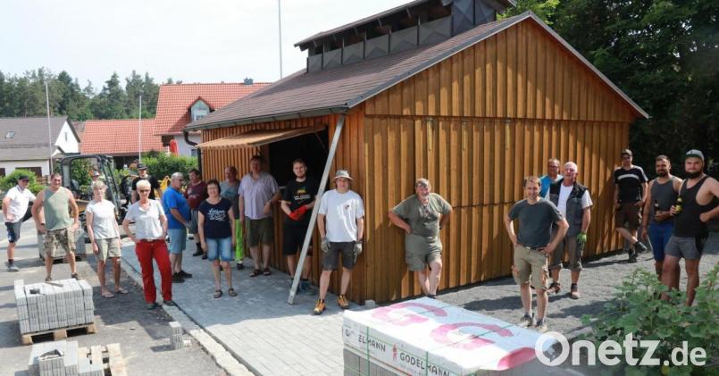Die Dorfgemeinschaft demonstrierte Gemeinschaftsgeist bei ihrem ersten großen Arbeitseinsatz in diesem Jahr. Bei über 30 Grad im Schatten stellten das Helferteam seine Arbeitskraft zur Verfügung. Bild: Willi Ertl (er)