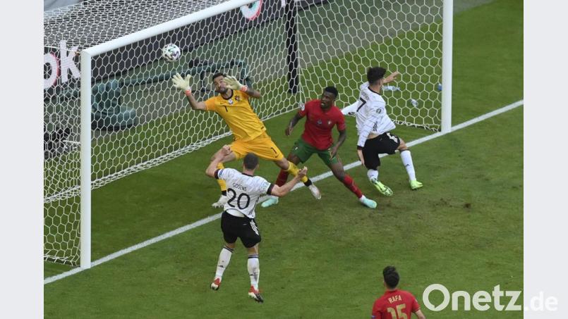 Robin Gosens (links, in weiß) trifft zum zwischenzeitlichen 4:1 für die deutsche Nationalmannschaft gegen Portugal. Bild: Matthias Hangst/dpa