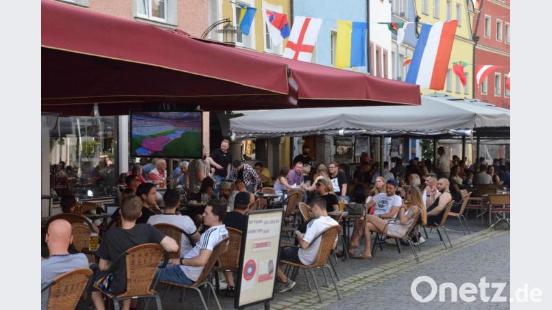 Kurz vor dem Anpfiff wollte in der Weidener Fußgängerzone beim Public Viewing noch keine rechte EM-Stimmung aufkommen. Bild: Kunz