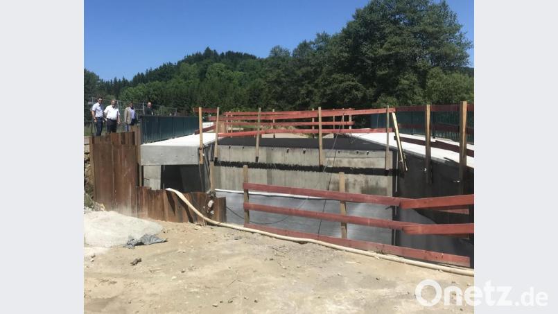 Zügig geht der Neubau der Zottbach-Werkbrücke voran. Die CSU- und JU-Kreisräte nahmen vor ihrer ersten Präsenzsitzung die Baustellte in Augenschein Bild: mor