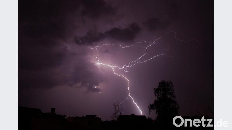 In der nördlichen Oberpfalz kann es am Sonntag zu schweren Gewittern kommen. Bild: Nicolas Maeterlinck/dpa