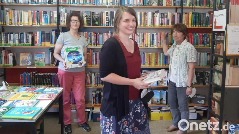 Über den Besuch von Christina Schnödt (Mitte) im Bücherstadl freuten sich Mitarbeiterin Elisabeth Kraus (links) und Leiterin Selma Markhof. Bild: gis