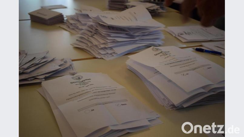 Insgesamt drei Wahlhelfer-Teams zählten am Sonntagabend in gut eineinviertel Stunden die knapp 1990 abgegebenen Stimmzettel aus. Die Wahlbeteiligung lag bei 77 Prozent. Bild: szl