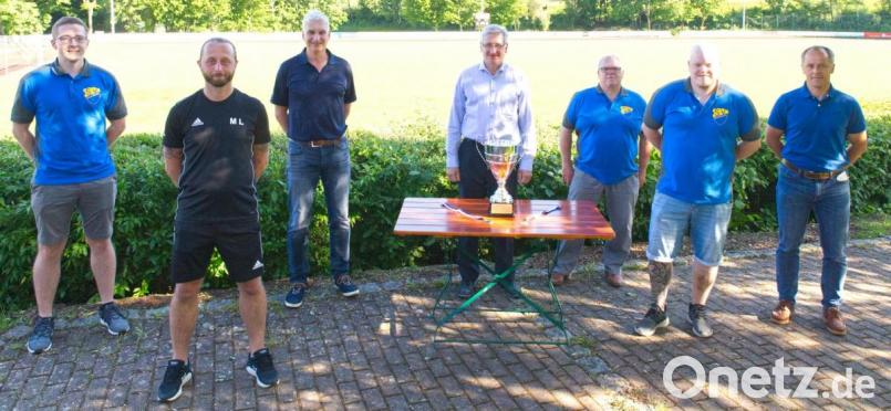 Bei einem Gespräch im Sportzentrum wurden letzte Details besprochen und der Wanderpokal vorgestellt. Matthias Mehlhase (von links), Matthias Linkel und Spielleiter Reinhold Kastner sowie Stefan Klamt (von rechts) Thomas Bayer und Sportvereinsvorsitzender Robert Bayer trafen sich mit Bürgermeister Johannes Reger. Bild: njn