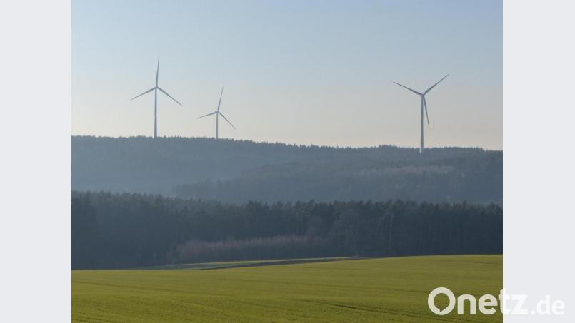Drei Rotoren drehen sich im Windpark Feistelberg bei Wernberg-Köblitz an der Landkreisgrenze zu Neustadt. Bild: anv