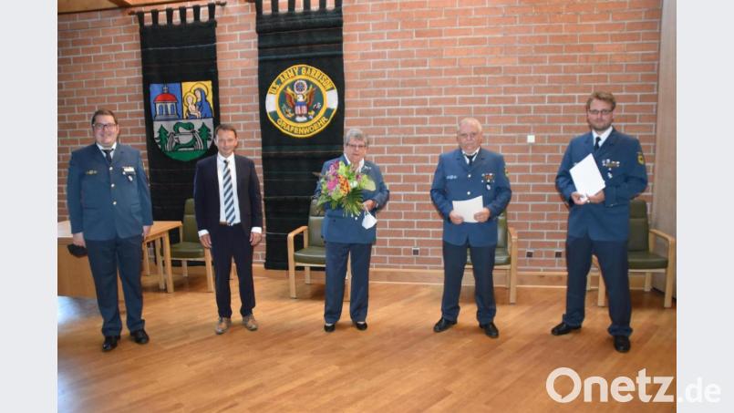 THW-Ortsbeauftragter Andreas Duschner (von links) und Oberbürgermeister Jens Meyer freuen sich über die Auszeichnungen von , Hannelore Hammerl, Heiko Engelbrecht und Thomas Schiller mit Staatsehrenzeichen. Bild: hcz