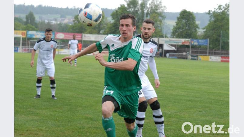 Manuel Dürbeck (vorne) erzielte beim 3:1-Testspielsieg gegen den FC Wernberg alle drei Tore für den SV Mitterteich. Archivbild: gb