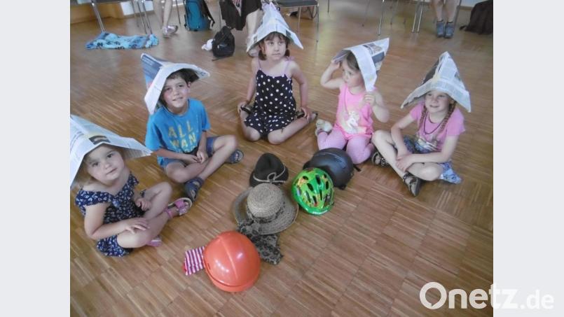 Alexandra, Andreas, Sophia, Ella und Anna (von links) gefielen die Zeitungshüte, die sie sich gebastelt hatten. Bild: mma