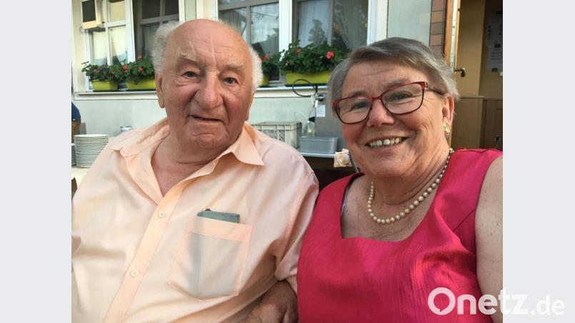 Hans Dotzler mit seiner Lebensgefährtin Resi Deglmann. Der bekannte Gastwirt aus Freudenberg feierte 90. Geburtstag. Bild: gri