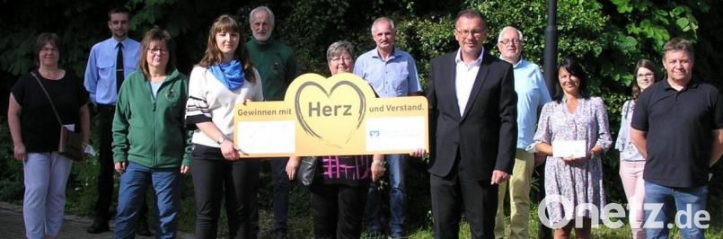 Spenden aus dem Gewinnsparen durften zahlreiche Vereine und Kindergärten aus dem Einzugsgebiet der Raiffeisengeschäftsstelle Neusorg in Empfang nehmen. Unsere Aufnahme zeigt die Vertreter mit Geschäftsstellenleiterin Cornelia Wöhrl und Vorstand Joachim Geyer (beide mit Schild). Bild: öt