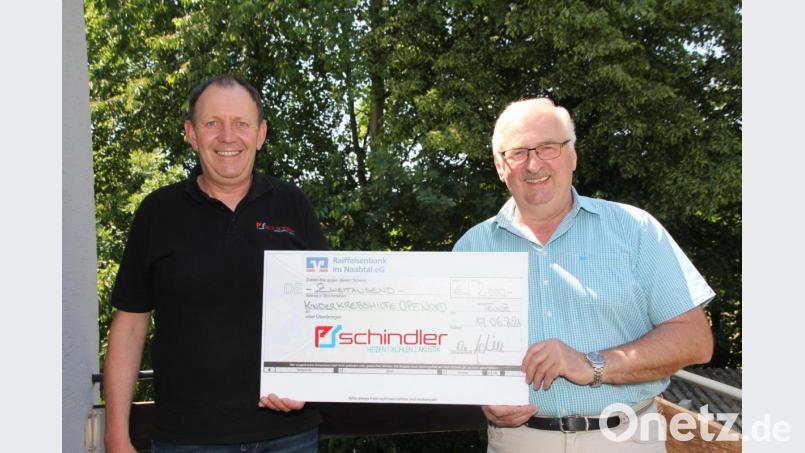 Norbert Schindler (links) aus Teunz übergab den Spendenscheck in Höhe von 2000 Euro an Herbert Putzer, den Vorsitzenden der Kinderkrebshilfe Oberpfalz Nord. Bild: frd