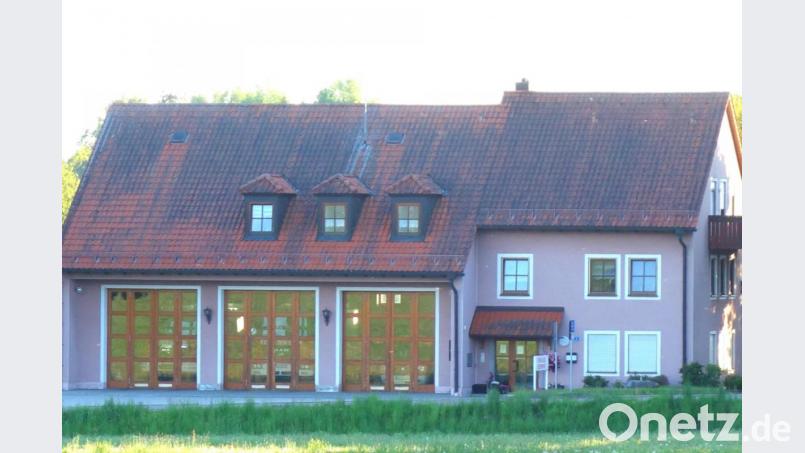 Dem Waidhauser Feuerwehrhaus steht nicht nur eine Rundumerneuerung ins Haus, sondern darüber hinaus ein Anbau im ersten Bauabschnitt. Eine Detailplanung gab der Marktrat nun in Auftrag. Bild: fjo