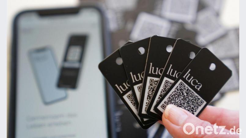 Auf dem Luca-Schlüsselanhänger ist ein QR-Code abgedruckt. Damit können auch Menschen, die kein Smartphone haben, in Geschäften, Theatern oder anderen Orten ihre Kontaktdaten hinterlegen. Archivbild: Marcus Brandt/dpa