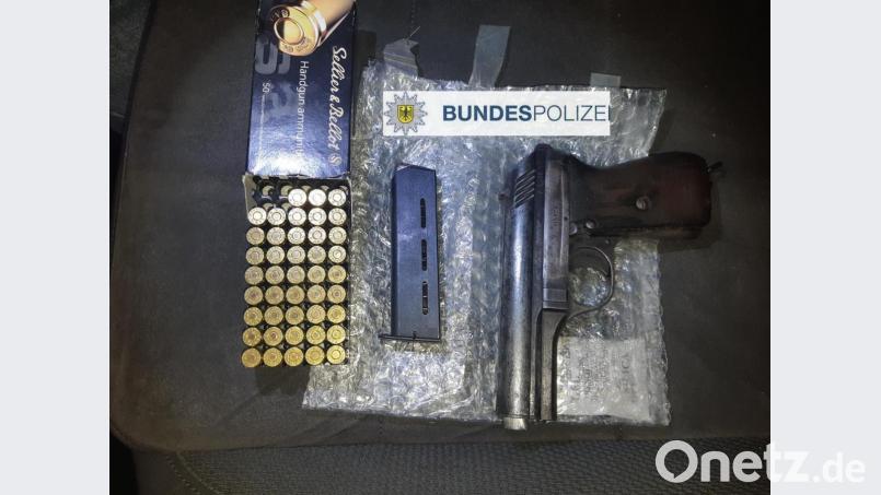 Keinen Waffenschein, aber eine halbautomatische Handfeuerwaffe plus Patronen hatte ein 64-Jähriger dabei, als er nahe Pleystein unterwegs war. Bild: Bundespolizei Waidhaus