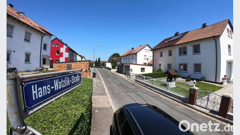 Die Anlieger der Hans-Watzlik-Straße wollen bei einer möglichen Umbenennung nicht benachteiligt werden. Bild: Petra Hartl