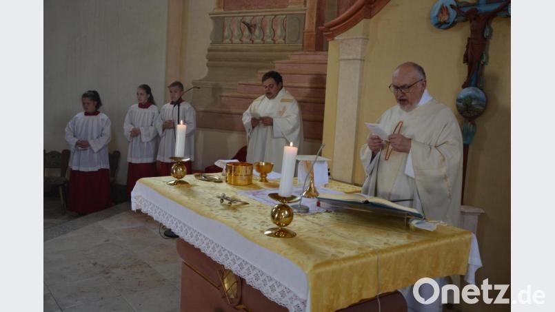 Stadtpfarrer Anton Witt (rechts) und Kaplan Daniel Schmid feierten einen Dankgottesdienst in der Wallfahrtskirche Maria Loreto. Bild: jr