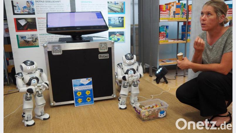Die Roboter NaO verteilten Gummibärchen, können aber noch viel mehr. Bild: Bühner
