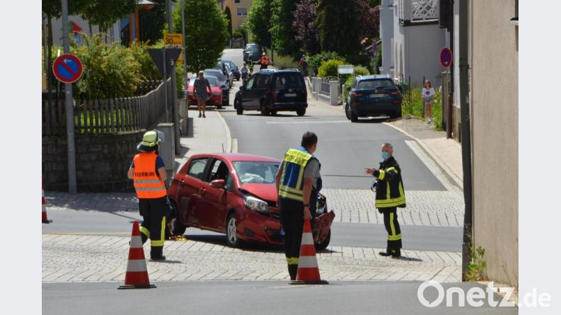 Die Feuerwehrkräfte aus Vohenstrauß leiteten den Verkehr über die Schreinergasse um, da die Zufahrt zum Marktplatz halbseitig blockiert war. Bild: dob