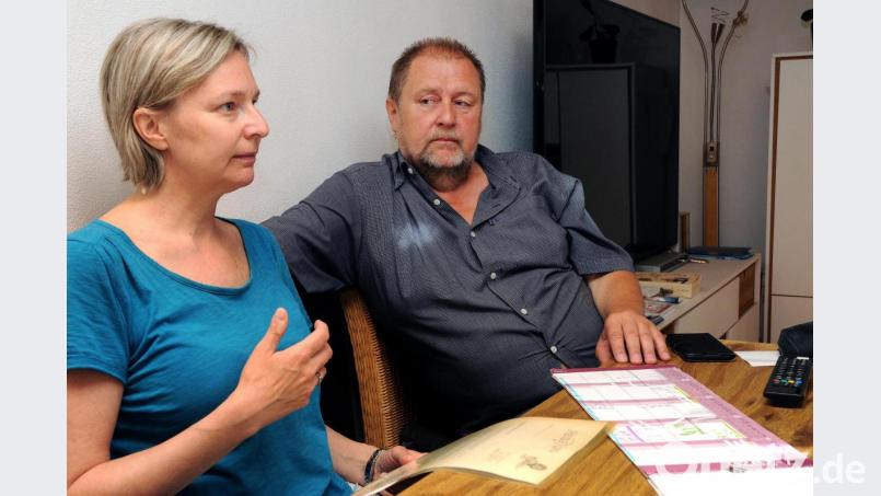 Verlierer der Corona-Krise: Reise Leo, ein familiengeführter Reiseunternehmer aus Raigering, steht vor dem finanziellen Ruin. Von links: Nina und Leonhard Oberndorfer. Bild: Stephan Huber
