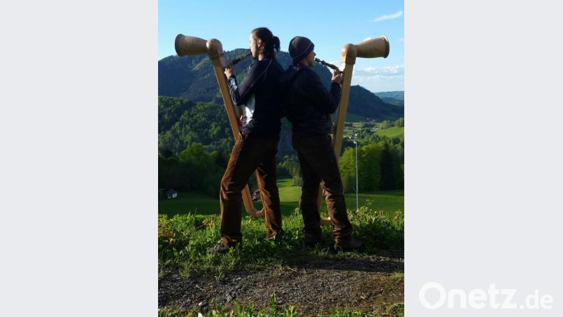 Robert Vogel und Thomas Ertel mit ihren Vogelhörnern. Bild: exb