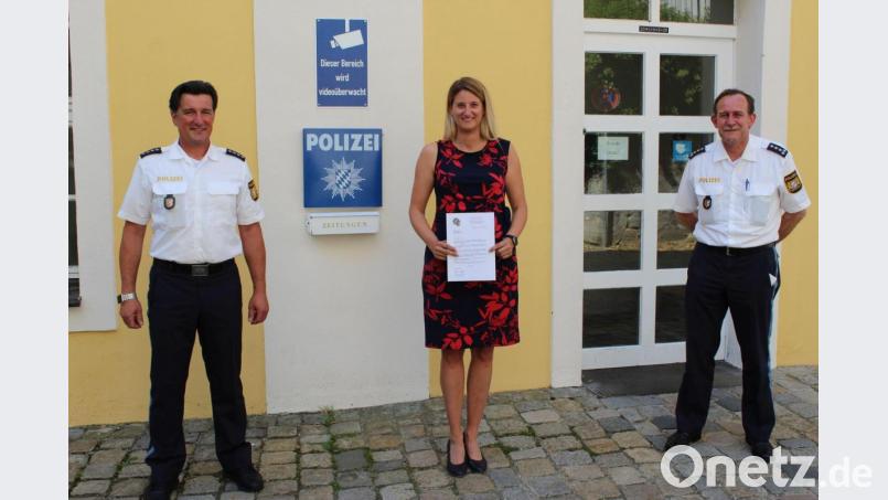 Polizeihauptkommissar Alexander Ehemann 8links) und Erster Polizeihauptkommissar Michael Kernebeck (rechts) überreichen Stefanie Reiff die Dankurkunde. Rose-Marie Binker war kurzfristig verhindert. Bild: exb