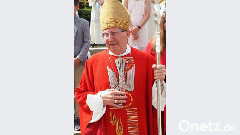 Generalabt Thomas Anton Handgrätinger spendet in Kümmersbruck die Firmung. Bild: e