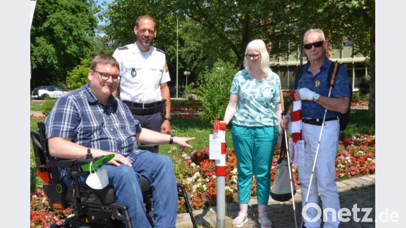 Mitglieder des Blinden- und Sehbehindertenverbands verpassen Pollern wollene Überzieher mit (von links) Alexander Grundler, Uwe Schmidt, Andrea Kuchenreuther und Rudolf Pichlmeier. Bild: Kunz