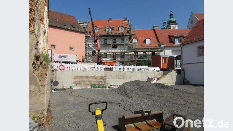 Die freie Fläche, die mit dem Abbruch des Anwesens Mühlbachgasse 1 entstanden ist, trägt künftig den Namen Cäcilienplatz. Damit würdigt die Stadt Waldsassen die Verdienste von Priorin M. Cäcilia Schmid, die von 1865 bis 1895 im Amt war. Bild: kgg