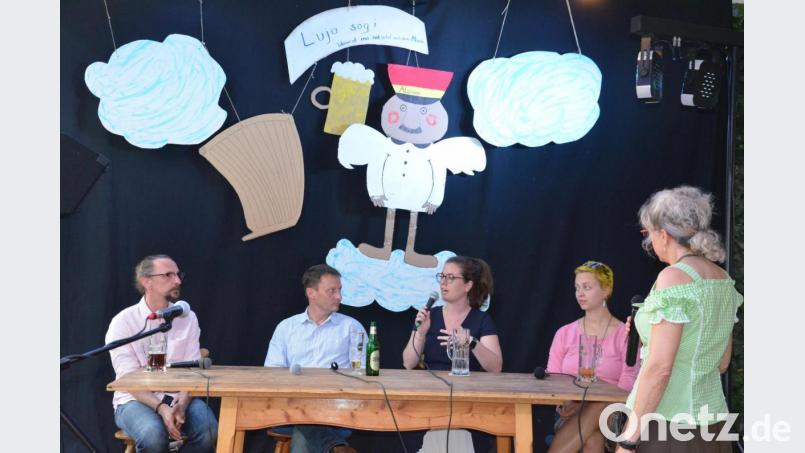 "Luja sog i": Während andere der deutschen Mannschaft die Daumen drücken, diskutieren (von links) Anwohner Roland Jezussek, Oberbürgermeister Jens Meyer, Stadtplanerin Jana Janota, Carolin Schiml vom Bund Naturschutz und Wirtin Sabine Mende über die Zukunft des Bahnareals. Bild: Kunz