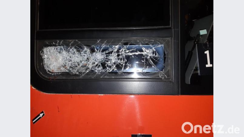 Zertrümmertes Glas: An einem abgestellten Triebwagen hat ein Jugendlicher am Bahnhof in Freihung erheblichen Schaden angerichtet. Bild: Bundespolizei