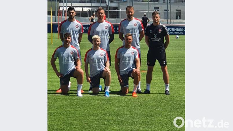 Club-Trainer Robert Klauß (rechts) mit den Neuzugängen (stehend von links) Christopher Schindler, Carl Klaus und Florian Hübner sowie (knieend von links) Taylan Duman, Lino Tempelmann und Kilian Fischer. Bild: mr