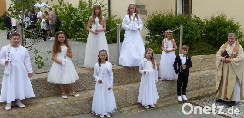 Pater Adrian Kugler mit den acht Erstkommunionkindern der Pfarrei Schlammersdorf. Bild: lgc